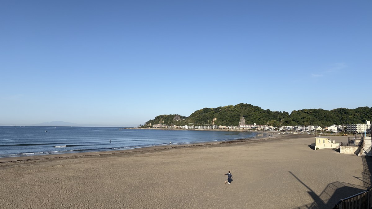 鎌倉・由比ヶ浜の広い砂浜と海