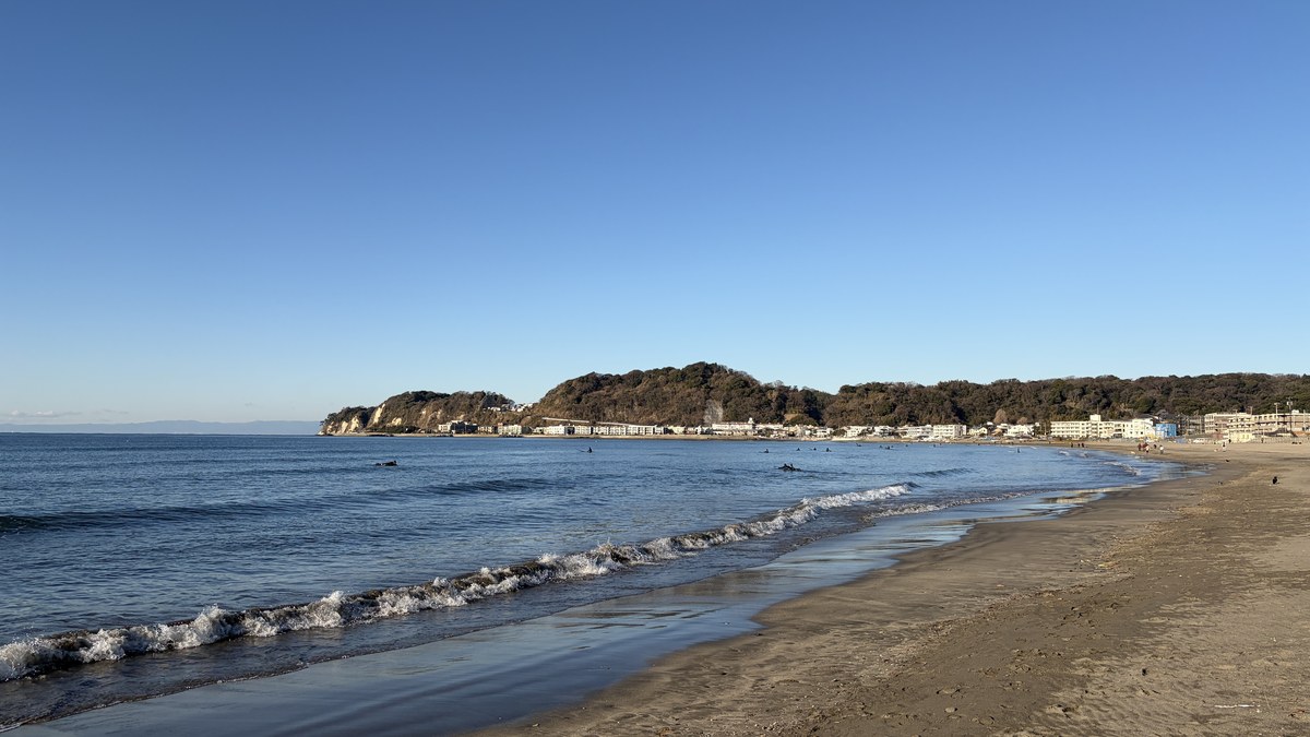 由比ヶ浜の波打ち際。小さく崩れる波