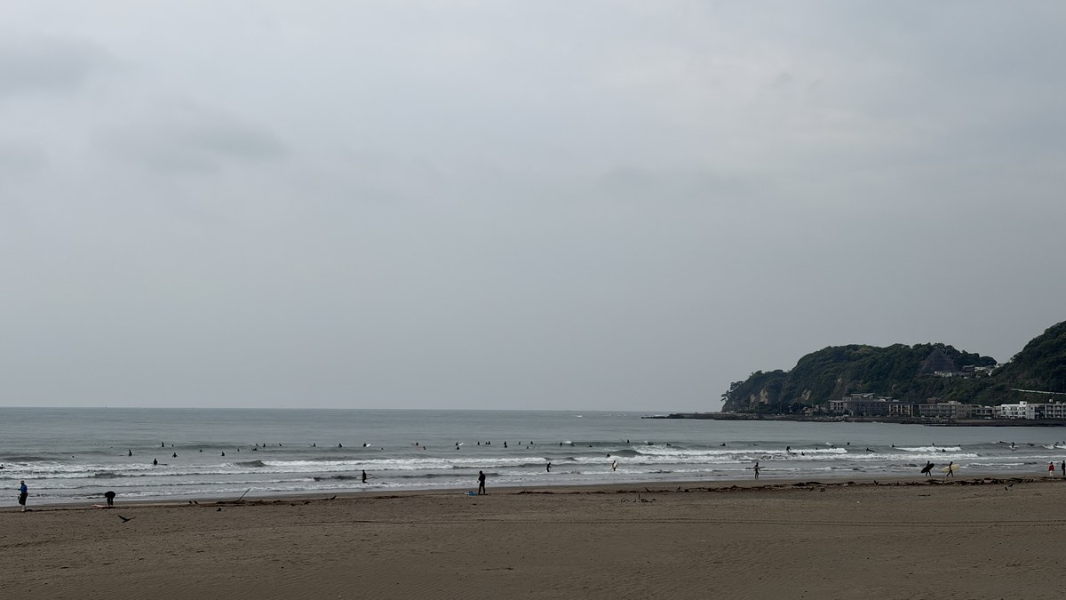 由比ヶ浜の海に点在する多数のサーファー