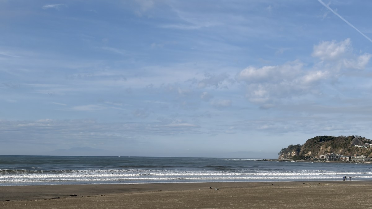波が小さく穏やかな湘南の海