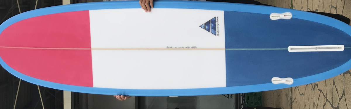 1本目のサーフボードのボトム面。トリコロールのデザイン
