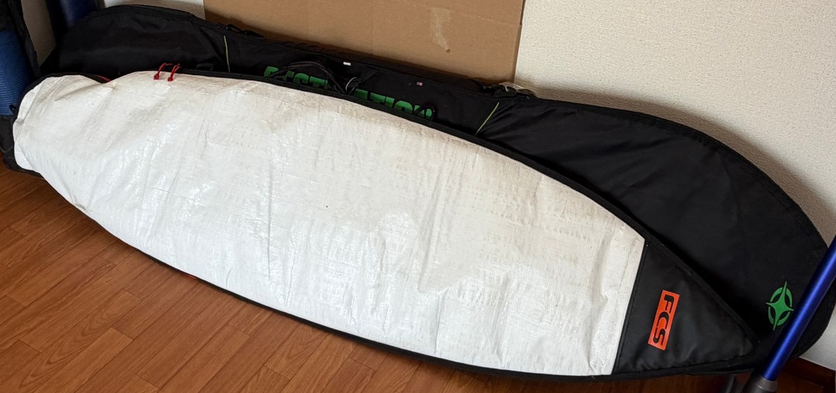 室内に立てかけて保管しているサーフボードケース