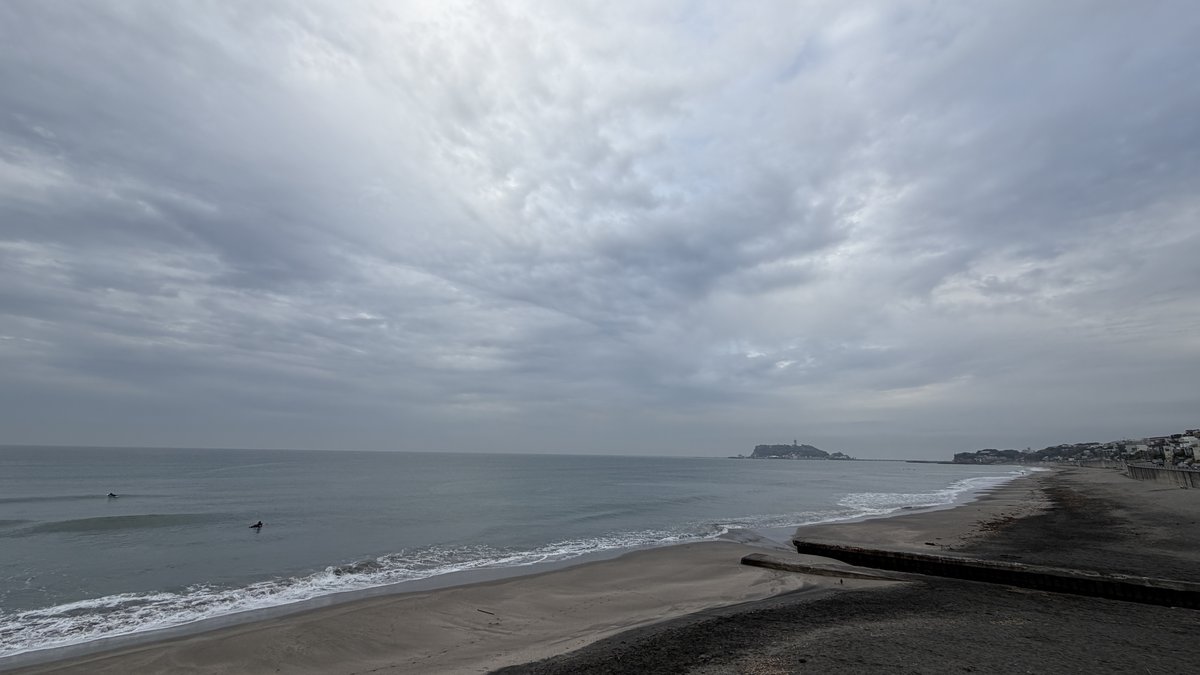 どんよりした曇り空の荒れた海
