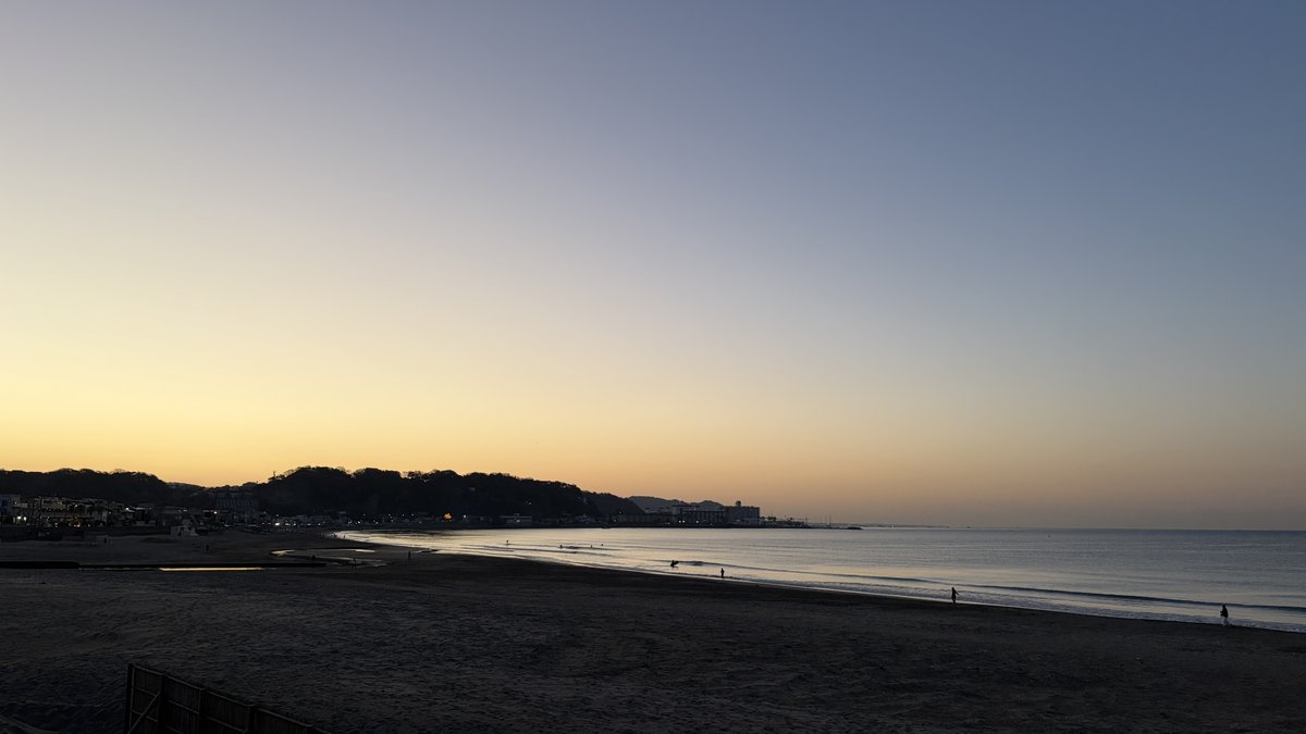 冬の朝の静かな海