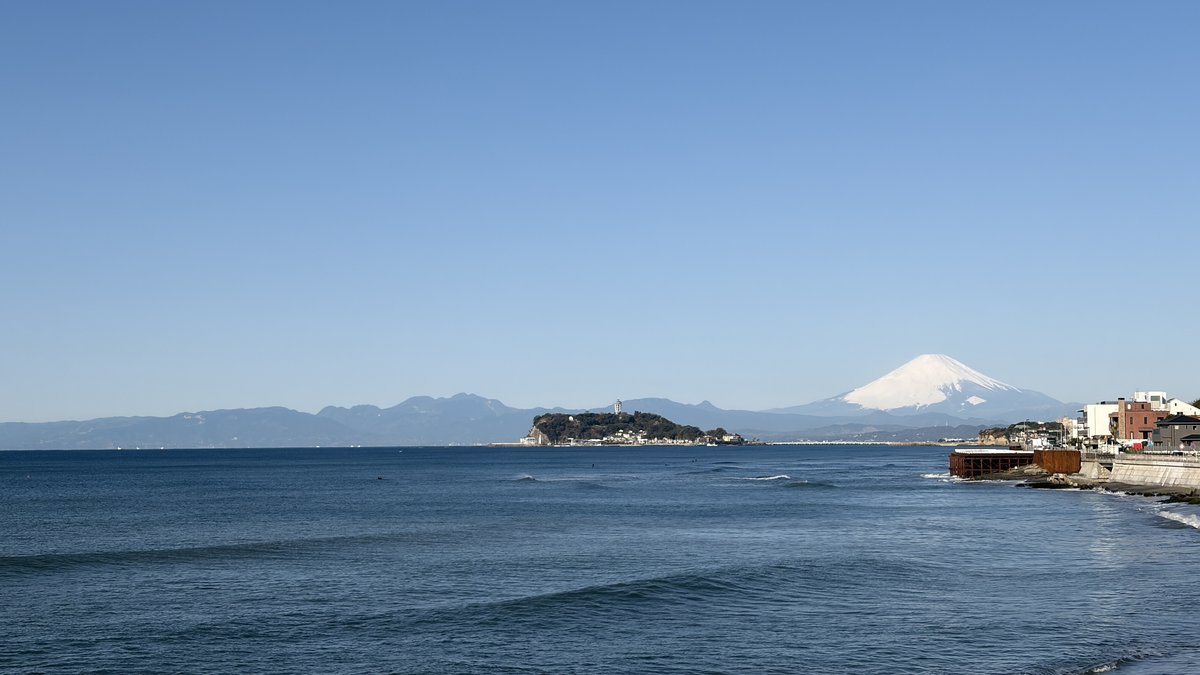 冬の湘南の海と富士山