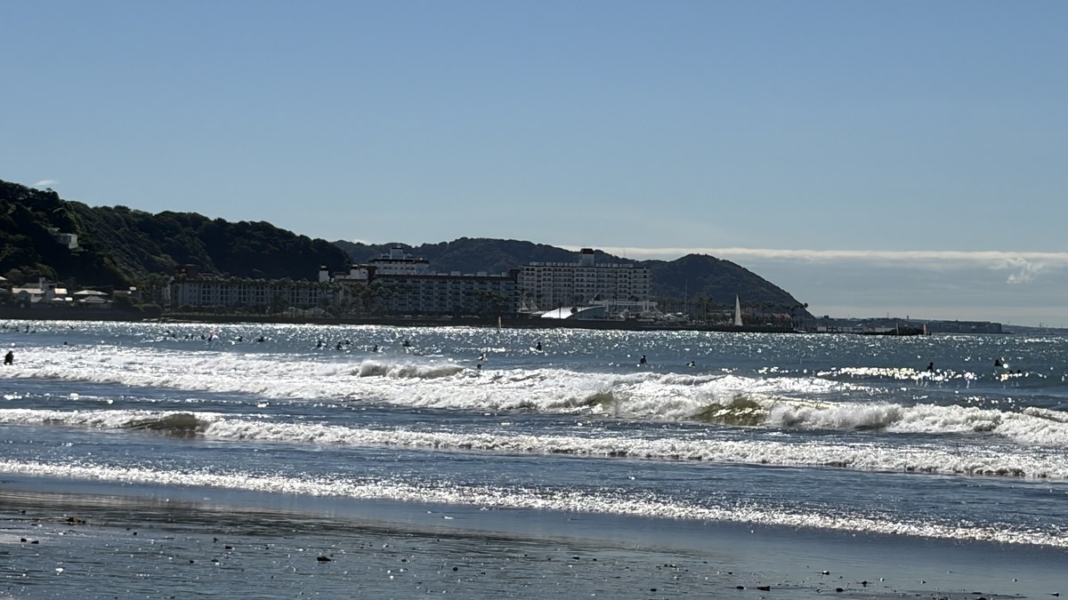 海に点在する複数のサーファー