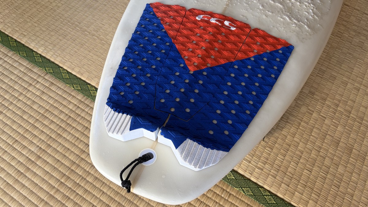 サーフボードのテールに貼ったデッキパッド
